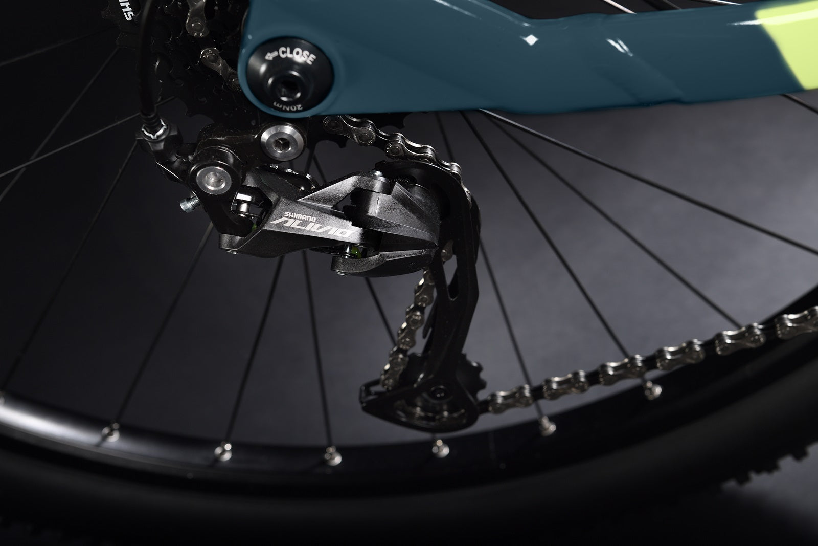 Nahaufnahme einer Shimano Alivio Gangschaltung an einem Fahrrad, geeignet für Mountainbiking (Modell: Haibike Hardnine).