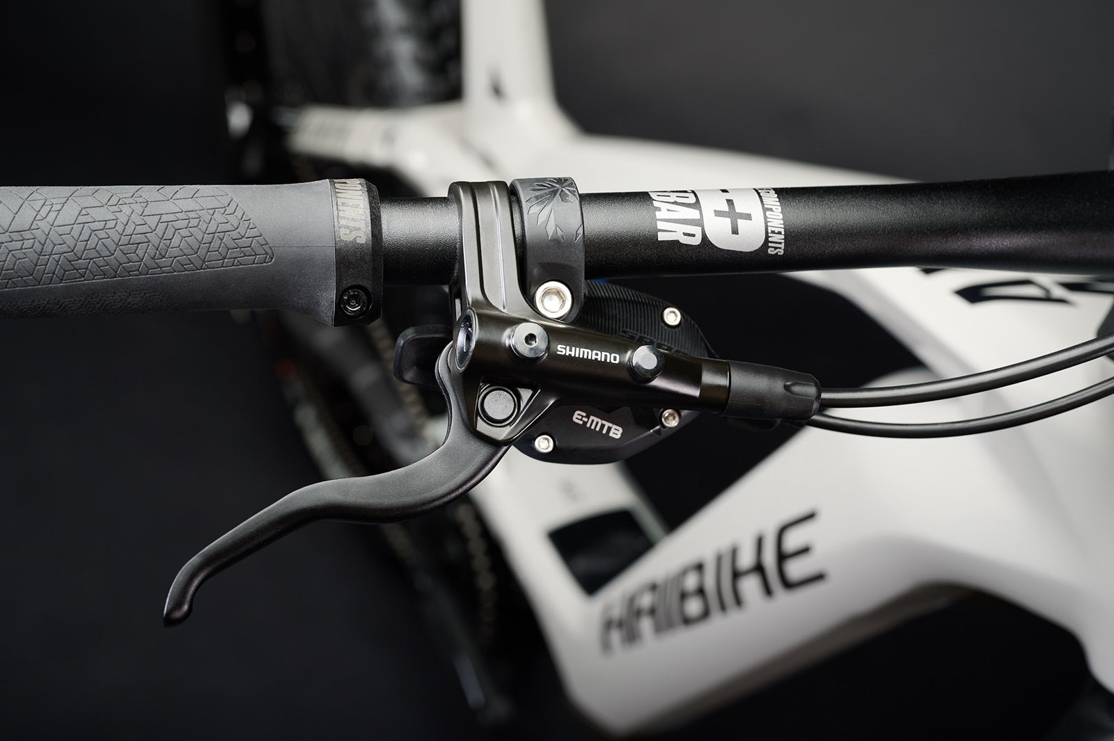 Nahaufnahme eines Haibike E-Mountainbike-Lenkers mit Shimano-Bremshebel und Griffen, ideal für Mountainbike-Fans.