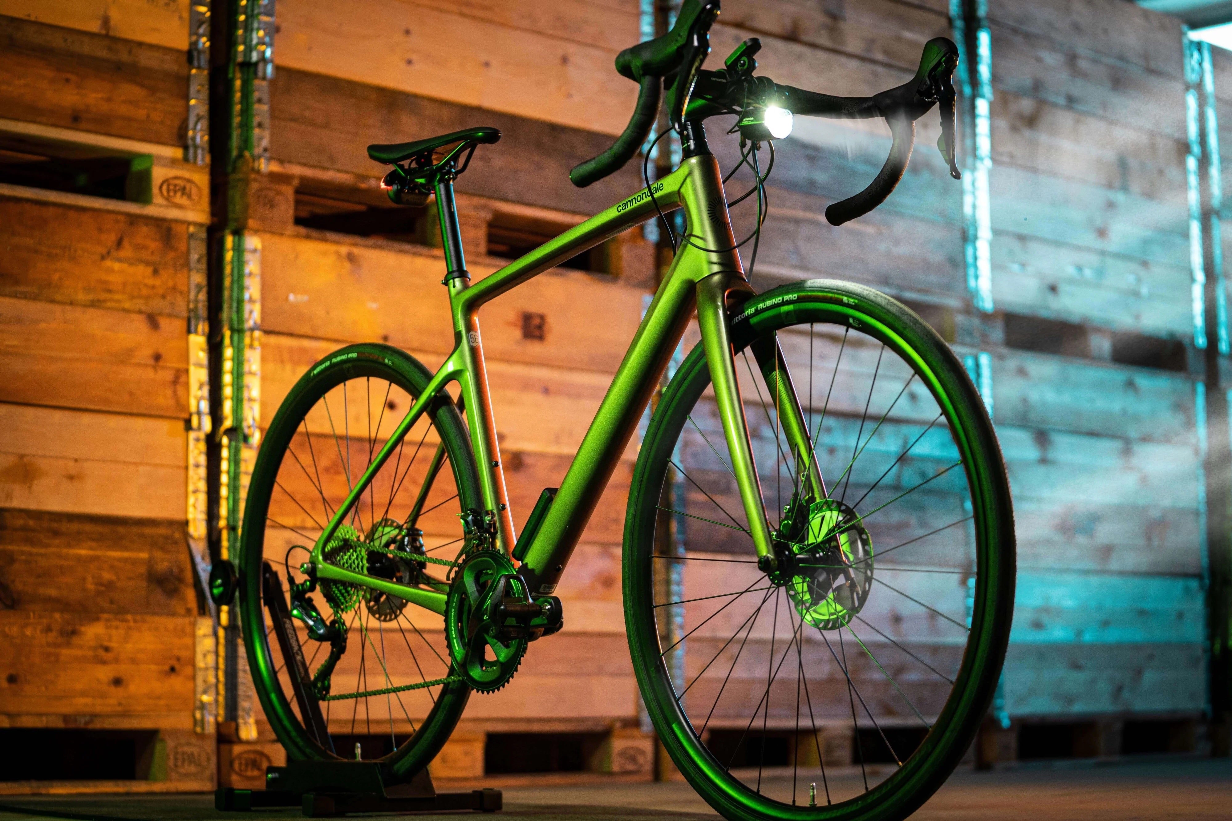 Grünes Cannondale Synapse Rennrad in Lagerhalle, geeignet für Straßen- und Langstreckenfahrten.