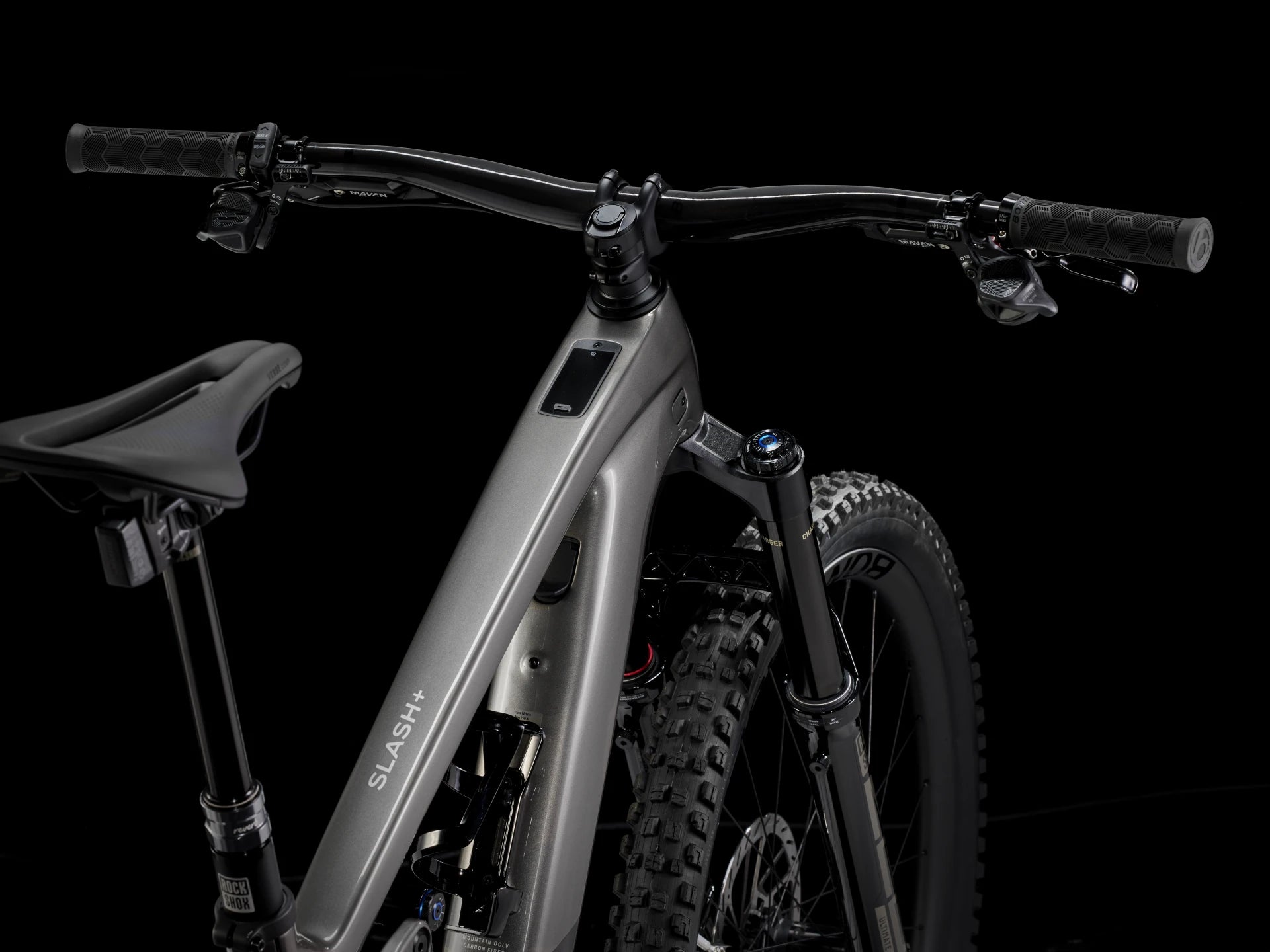 Trek Slash+ Mountainbike, robustes Design mit breiten Reifen und ergonomischem Sattel, ideal für Offroad-Abenteuer.
