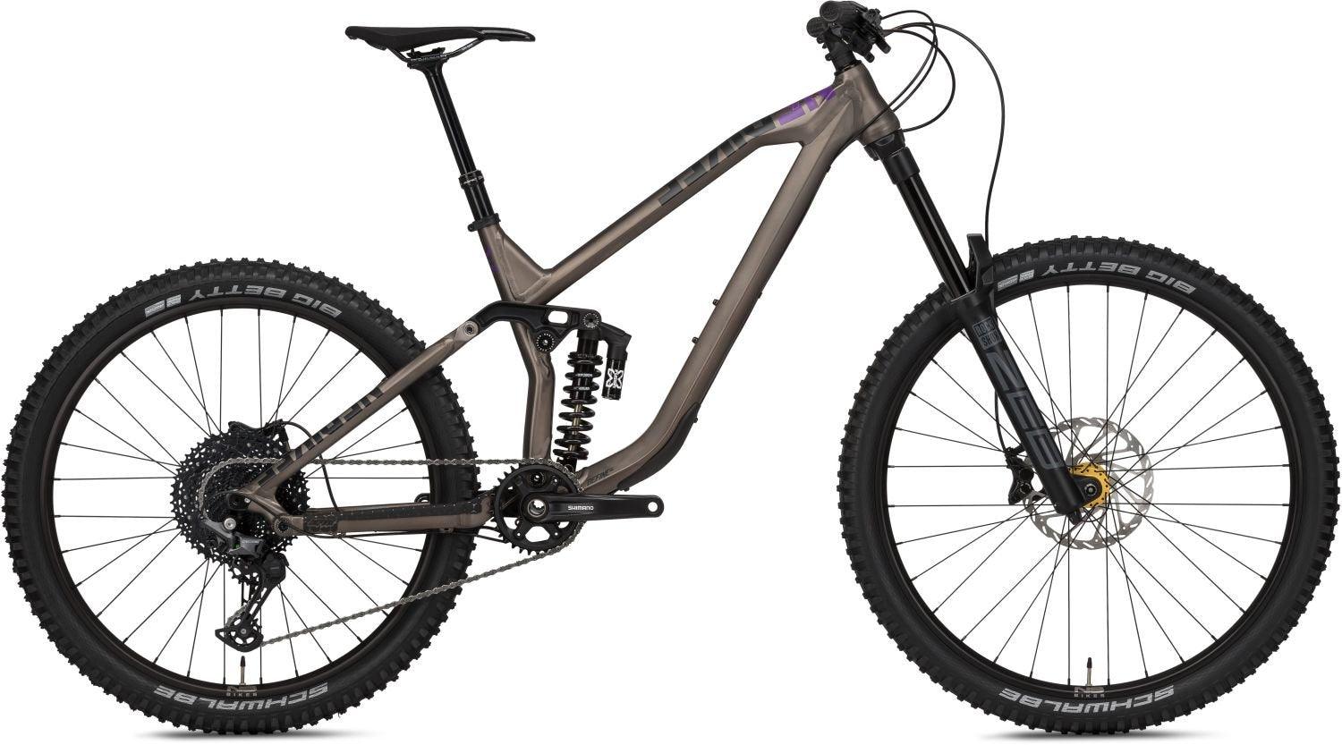 NS Bikes Mountainbike, vollgefedert, ideal für Offroad-Abenteuer. Gezeigtes Modell in braun-schwarzer Farbgebung.