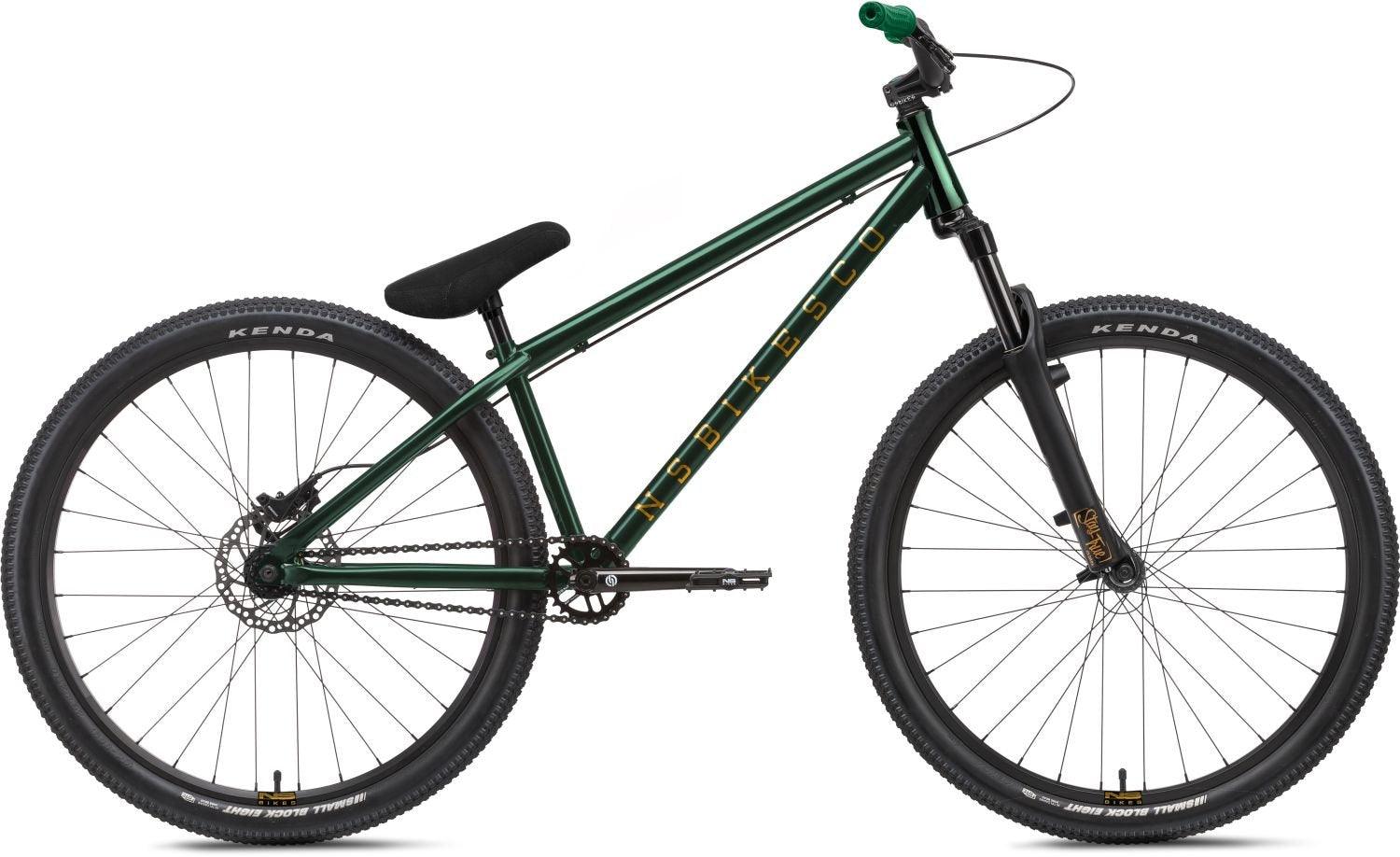 NS Bikes Dirtbike, grüner Rahmen, schwarze Gabel, breite Kenda-Reifen, geeignet für Offroad-Abenteuer und Stunts.