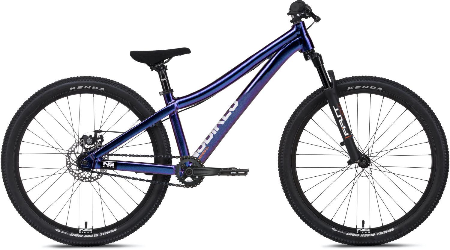 NS Bikes Dirtbike, blau-lilanes Fahrrad mit Scheibenbremse und Kenda-Reifen, ideal für Offroad-Abenteuer.