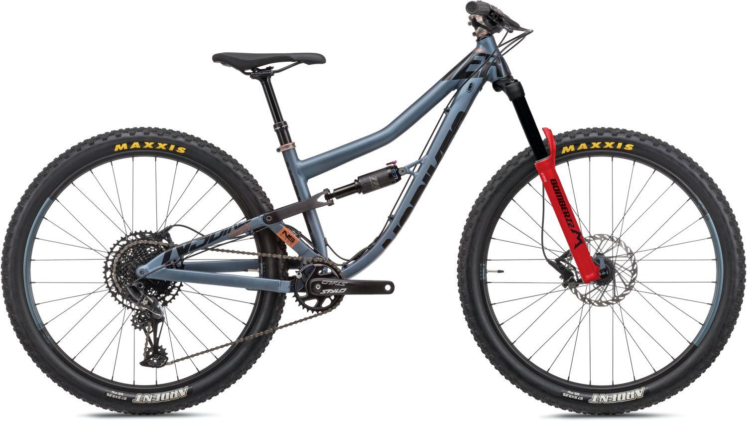 NS Bikes Mountainbike mit grauem Rahmen, roter Gabel und Maxxis-Reifen, geeignet für anspruchsvolle Trails.