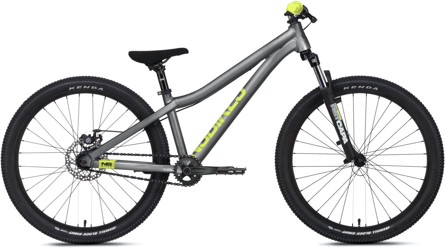 NS Bikes Dirtbike, graues Freestyle-Rad mit gelben Akzenten, geeignet für Gelände- und Sprungfahrten.