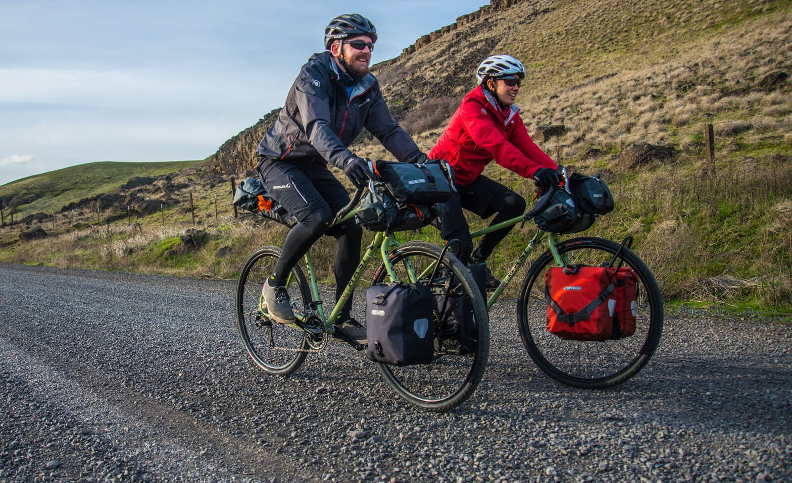 Zwei Radfahrer, Geländeweg; Fahrradzubehör von Ortlieb, ideal für Bikepacking oder Tourenfahrer.