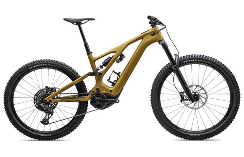 Goldenes Specialized Turbo Levo E-Mountainbike, vollgefedert, für Offroad-Abenteuer und Mountainbike-Enthusiasten.