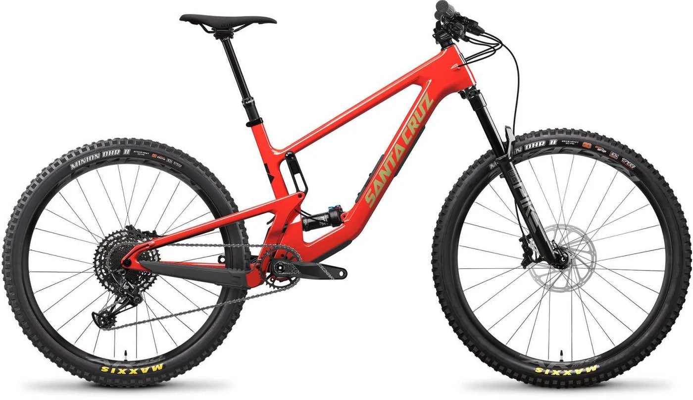 Rotes Santa Cruz Mountainbike mit Vollfederung, geeignet für Offroad-Abenteuer, robustes Design, große Reifen.