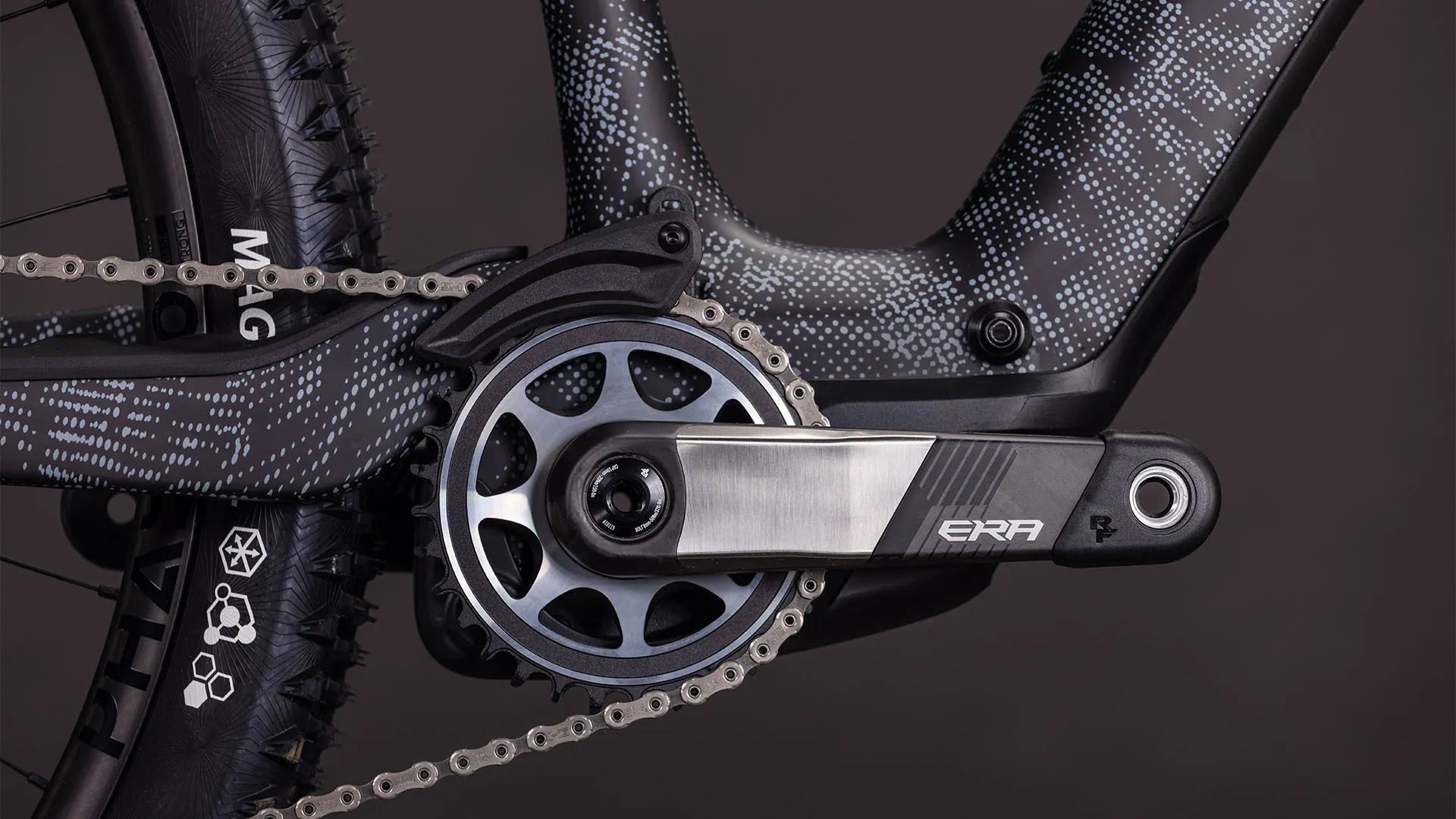Nahaufnahme eines AMS HYBRID ONE44 C:68X SLX 400X
Tretlagers mit Kettenblatt, "ERA"-Logo sichtbar, geeignet für E-Mountainbikes.