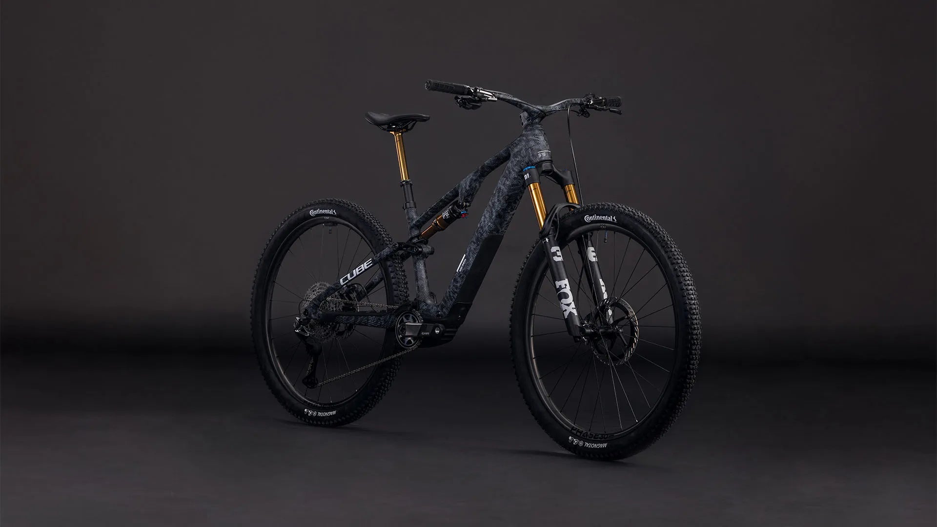 Cube AMS HYBRID ONE44 C:68X SLT 400X
mit robustem Design, ideal für Offroad-Fahrten. Ausgestattet mit Continental-Reifen und Fox-Federgabel.