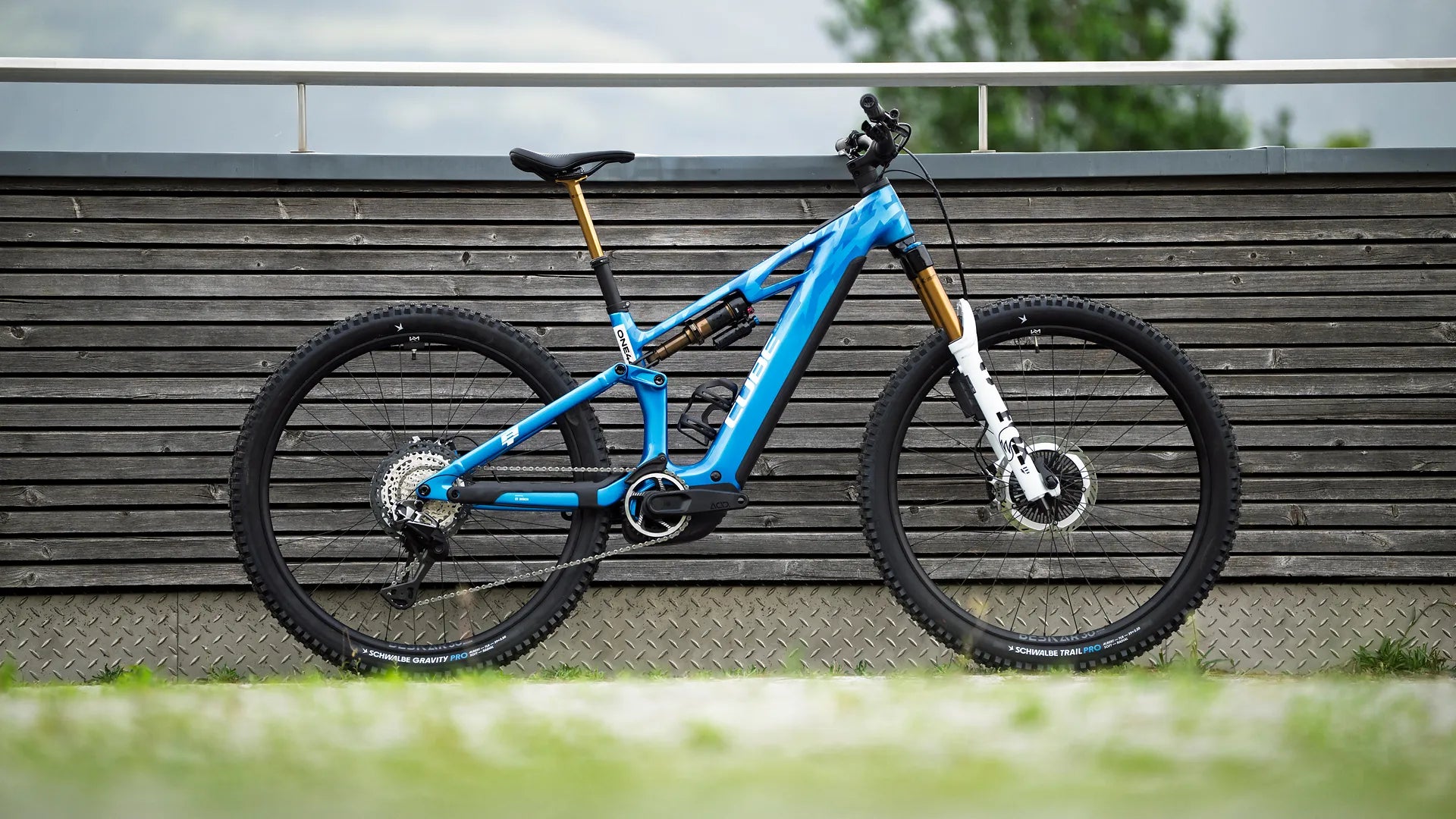 Blaues Cube STEREO HYBRID ONE44 HPC AT 800
E-MTB mit dick profilierten Reifen, vollgefedert, für Offroad-Abenteuer. Ideal für Mountainbiker.
