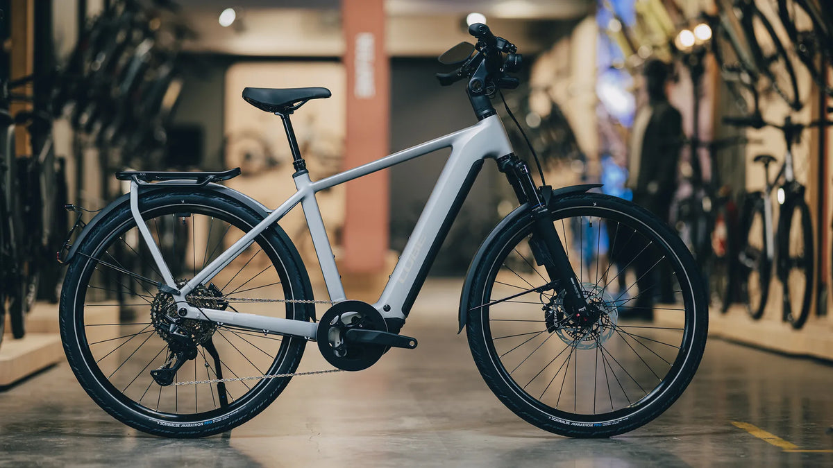 E-Bike Cube KATHMANDU HYBRID 45 800
, grau, im Fahrradgeschäft mit modernem Design, ideal für Stadt- und Tourenfahrten.