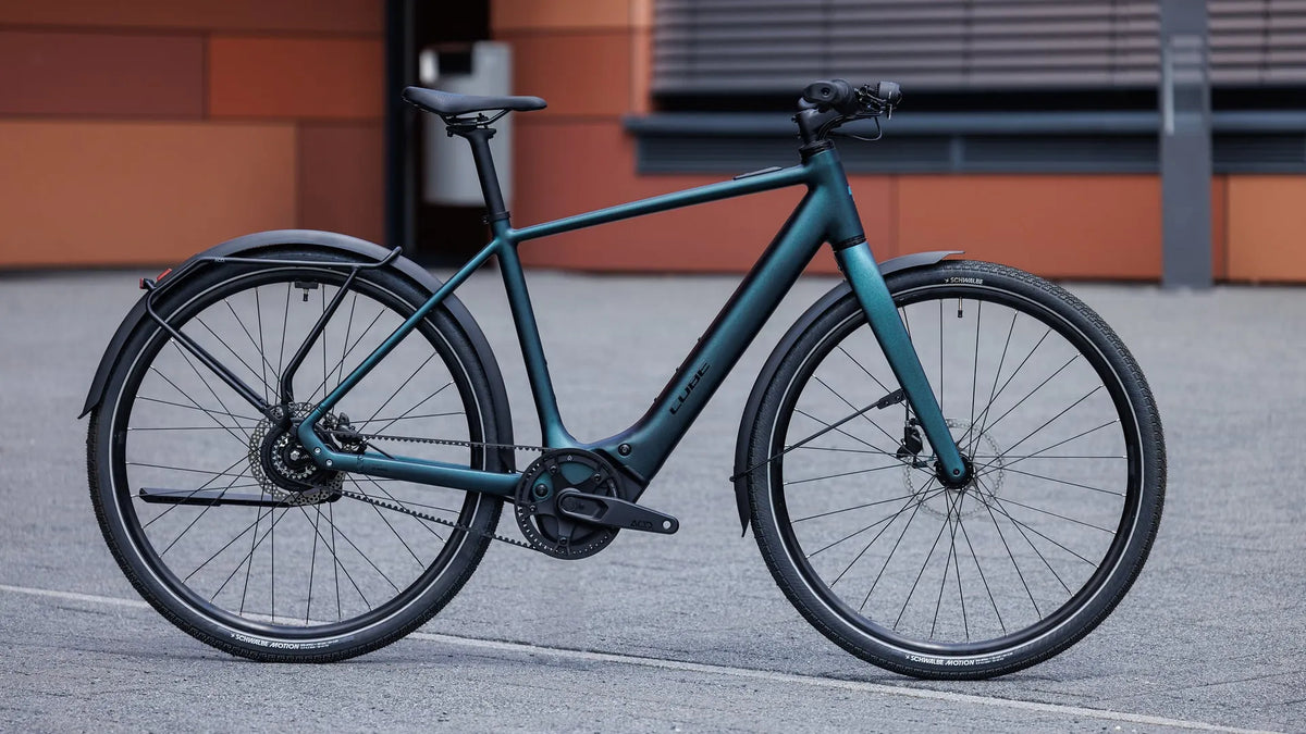 Blaues Cube EDITOR HYBRID SLX 400X FE
, urbanes Design mit Schutzblechen, Scheibenbremsen und Riemenantrieb; ideal für Stadtfahrten.