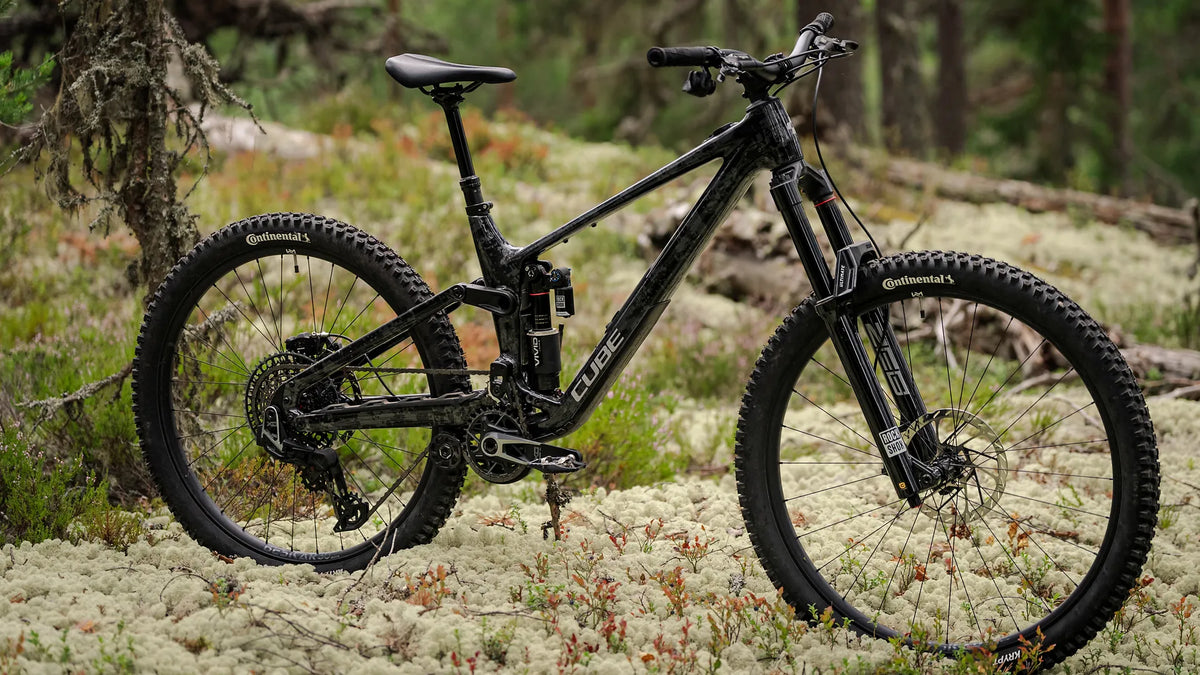 Schwarzes Cube FRITZZ C:62 SUPER TM
im Wald auf moosigem Boden, ideal für Offroad-Abenteuer, zeigt robuste Reifen und Federung.