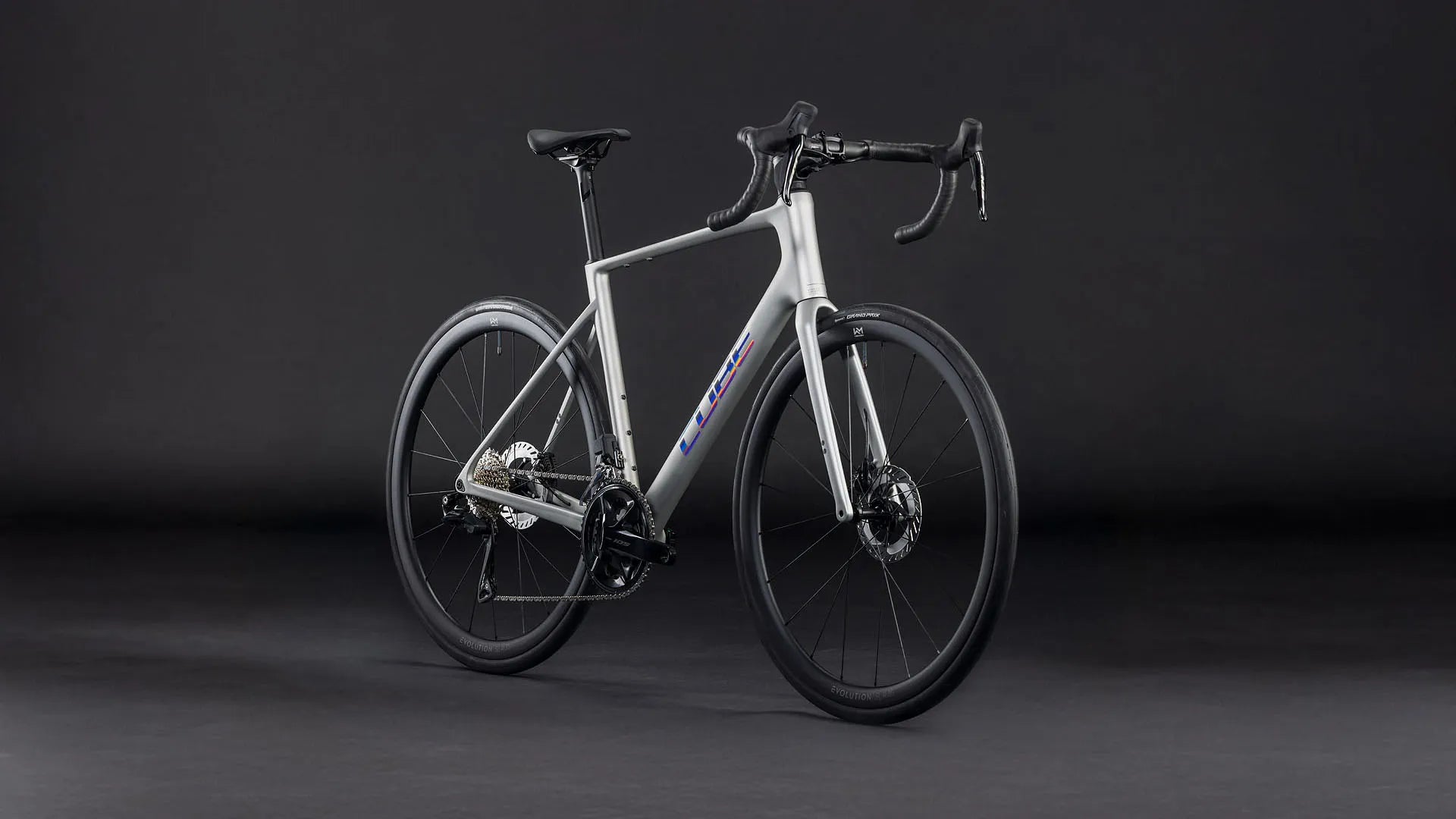 Silbernes Cube Attain C:62 SLX für Sportbegeisterte, schlankes Design, Scheibenbremsen, geeignet für Straßenrennen.