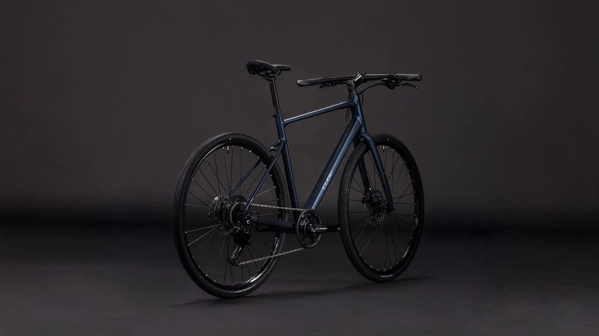 Cube NULANE ONE, blaues Modell mit schwarzen Reifen und Scheibenbremsen, geeignet für Stadt- und Freizeitfahrten.