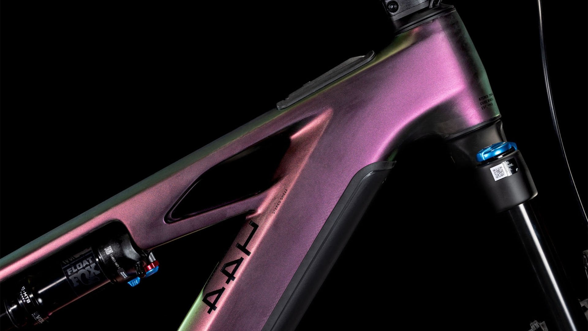 Nahaufnahme eines Violett-Metallic-Mountainbike-Rahmens mit Fox-Federung. Geeignet für Offroad-Enthusiasten.