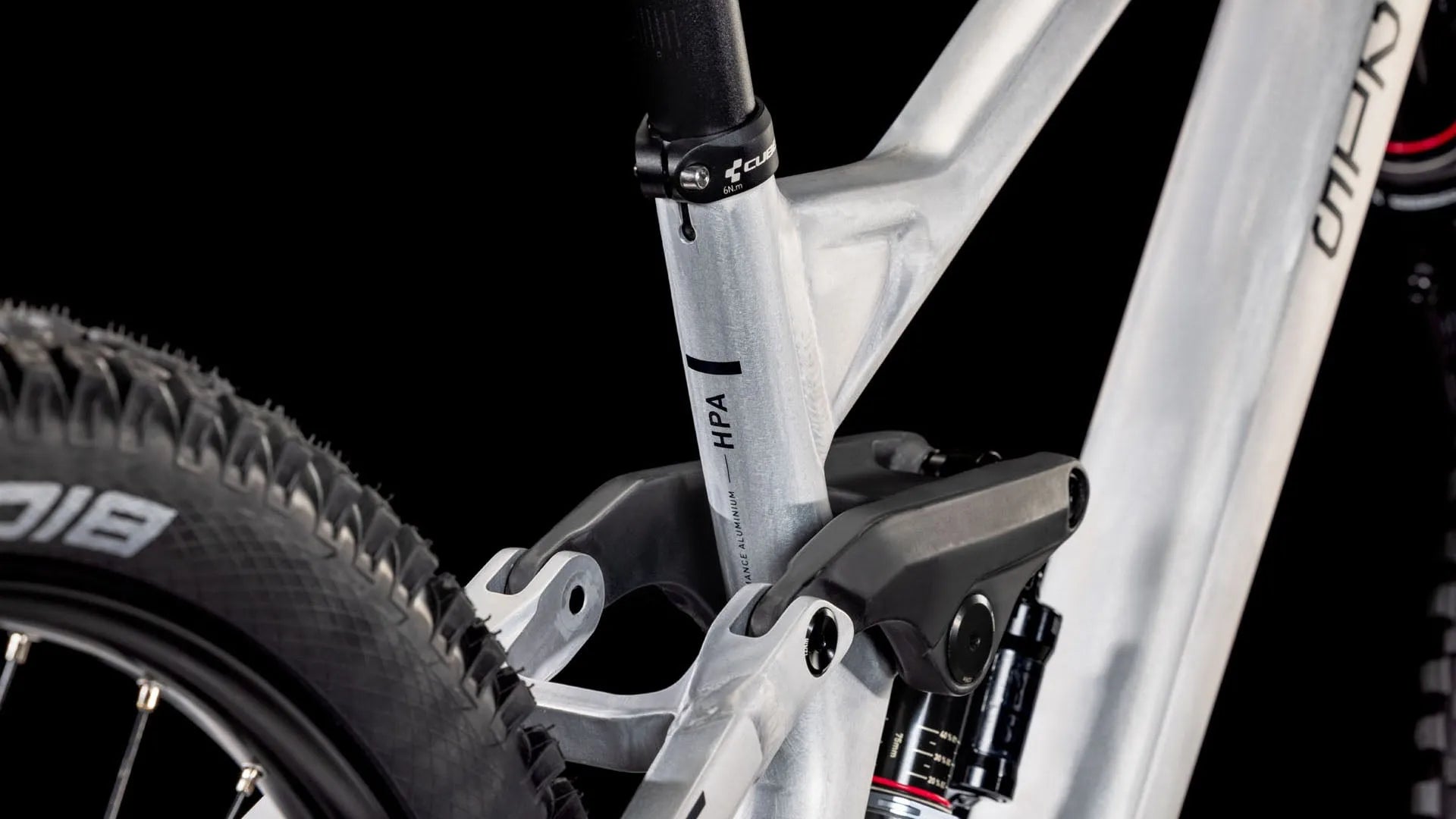 Detailaufnahme eines Cube TWO15
RACE 27.5 Rahmens aus Aluminium mit Dämpfer und Hinterradreifen, geeignet für Offroad-Touren.