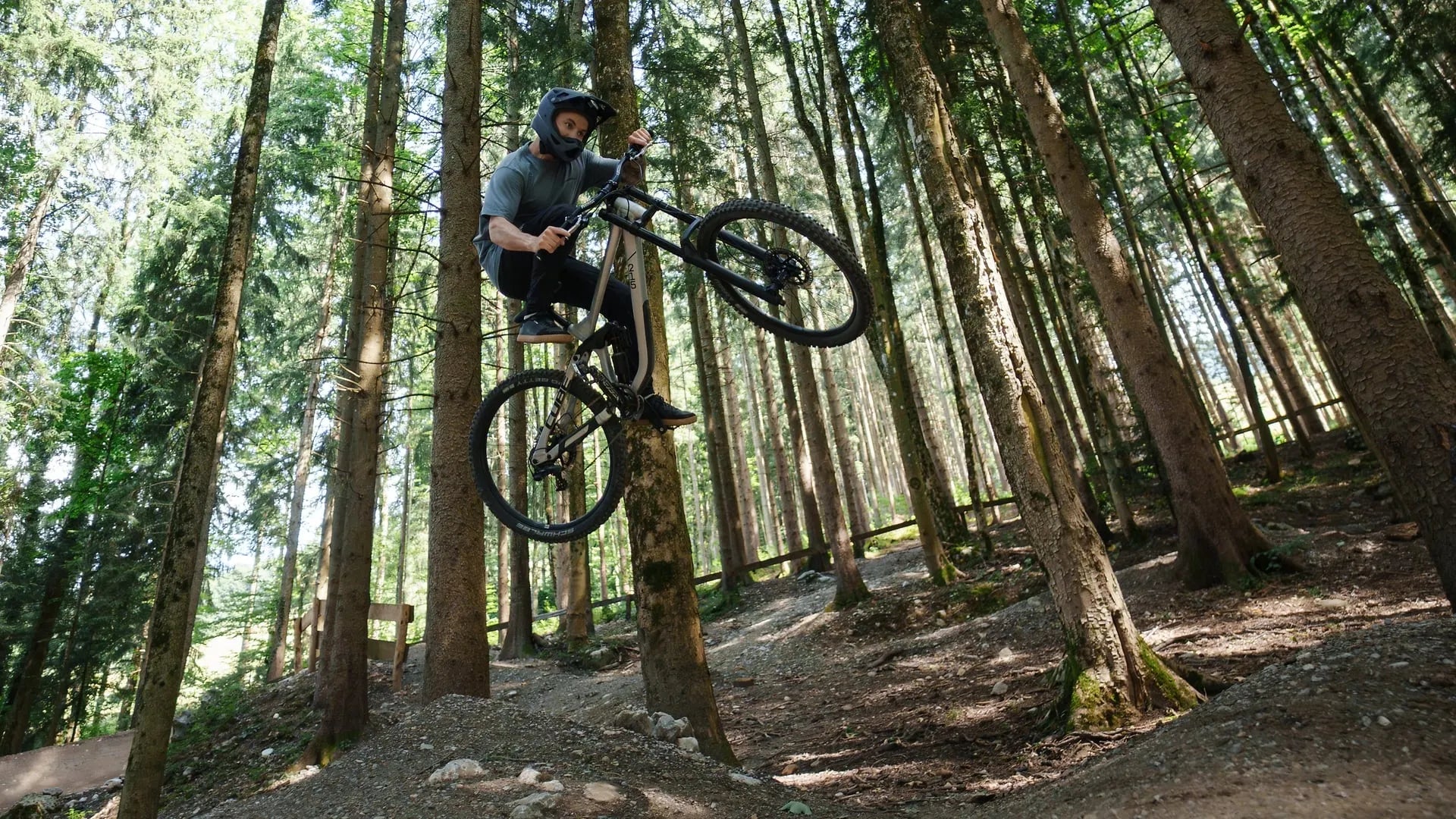 Mountainbiker springt im Wald mit einem CUBE TWO15 RACE 27.5
. Ideal für Abenteuer und Offroad-Enthusiasten.