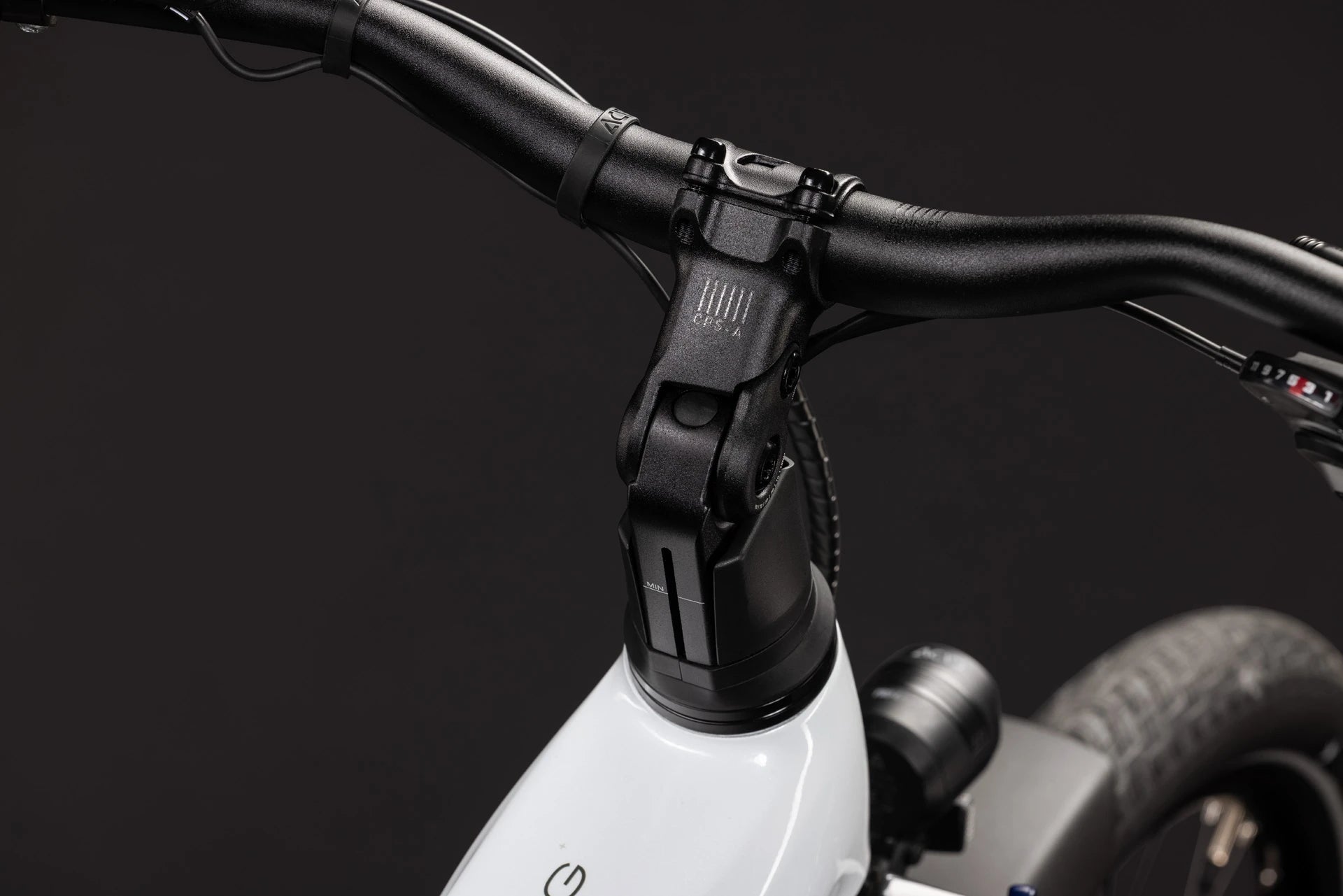 Cube Touring Hybrid ONE 600 metallicwhite´n´chrome Trapeze 2027