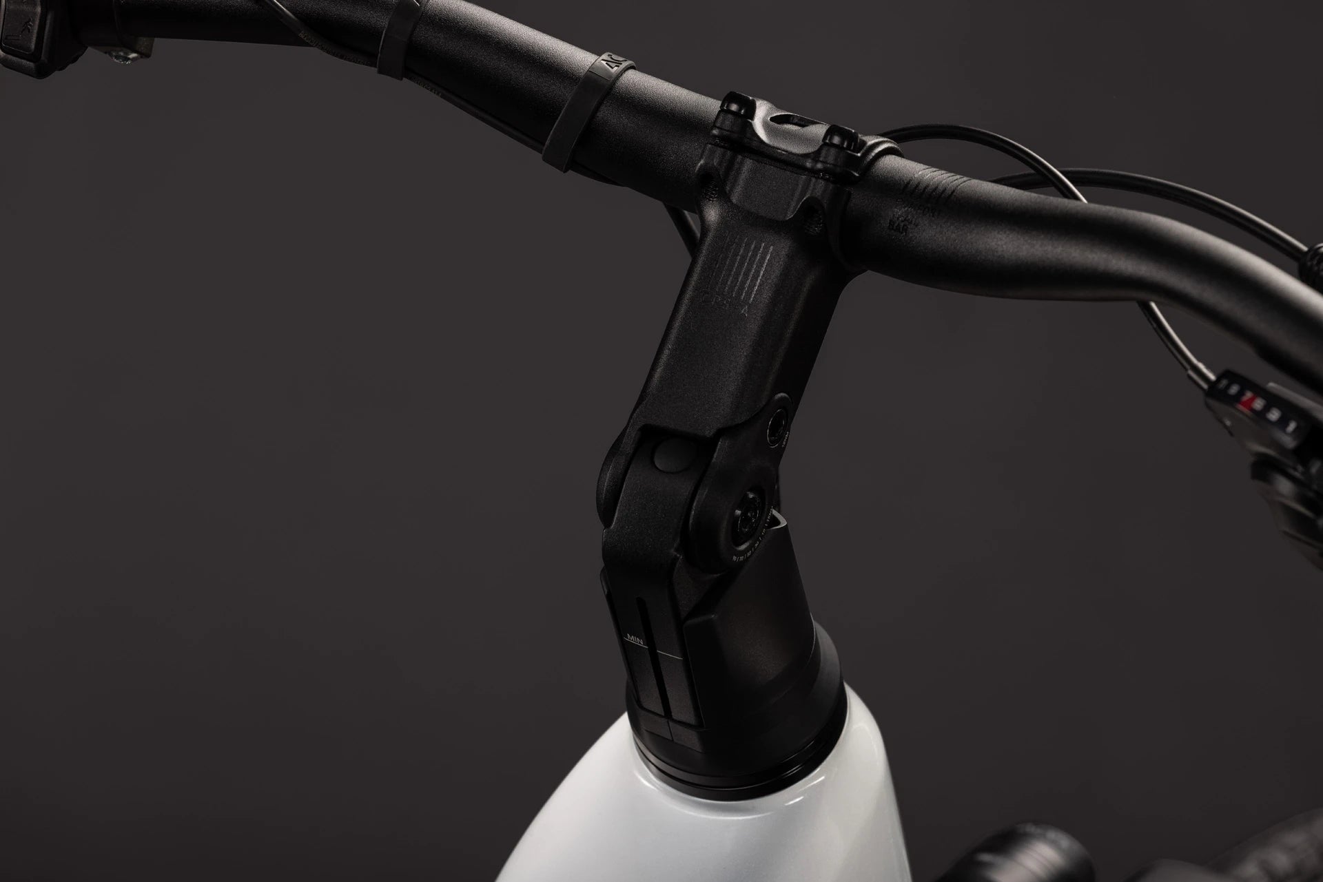 Cube Touring Hybrid ONE 600 metallicwhite´n´chrome EE 2027