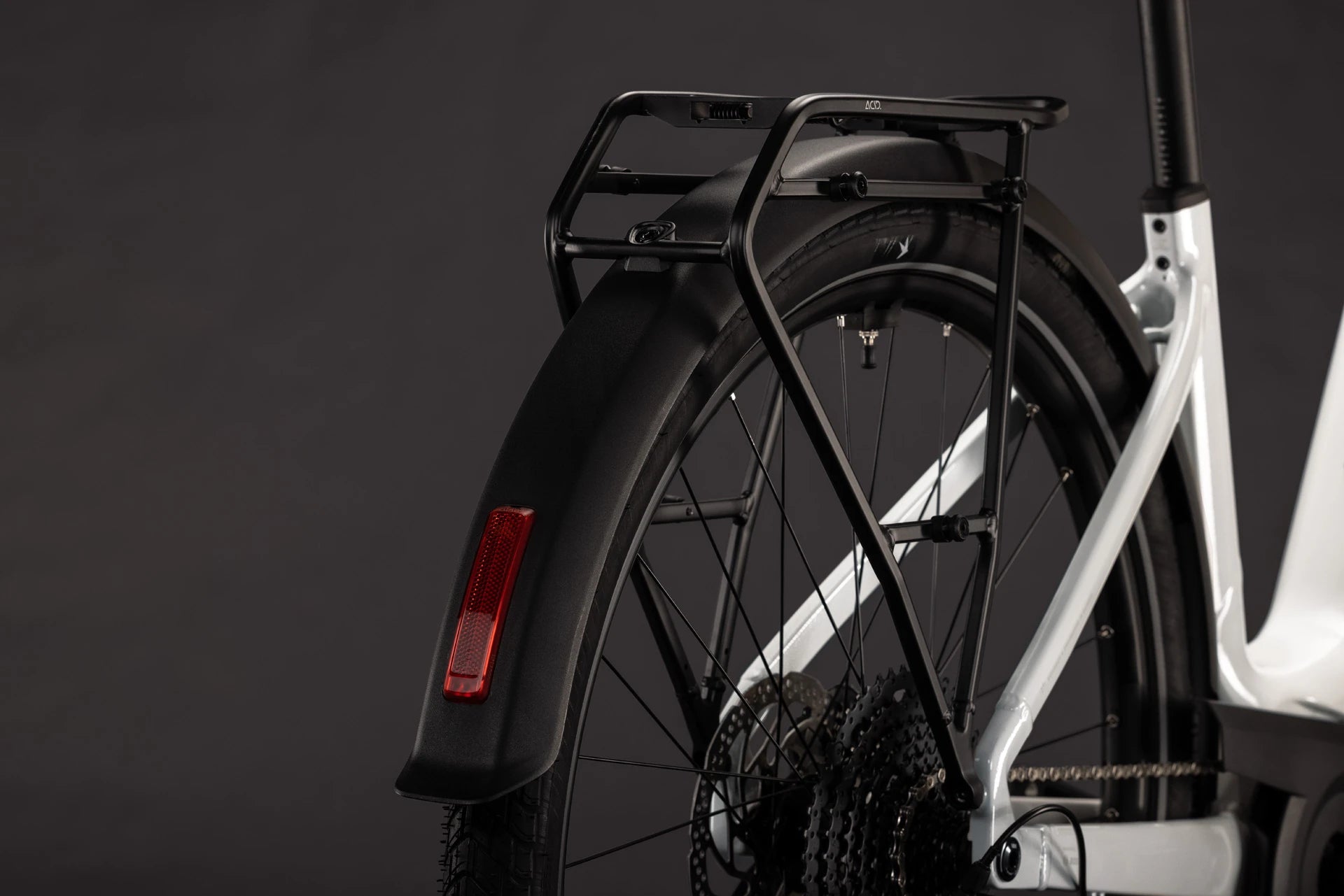 Cube Touring Hybrid ONE 600 metallicwhite´n´chrome EE 2027