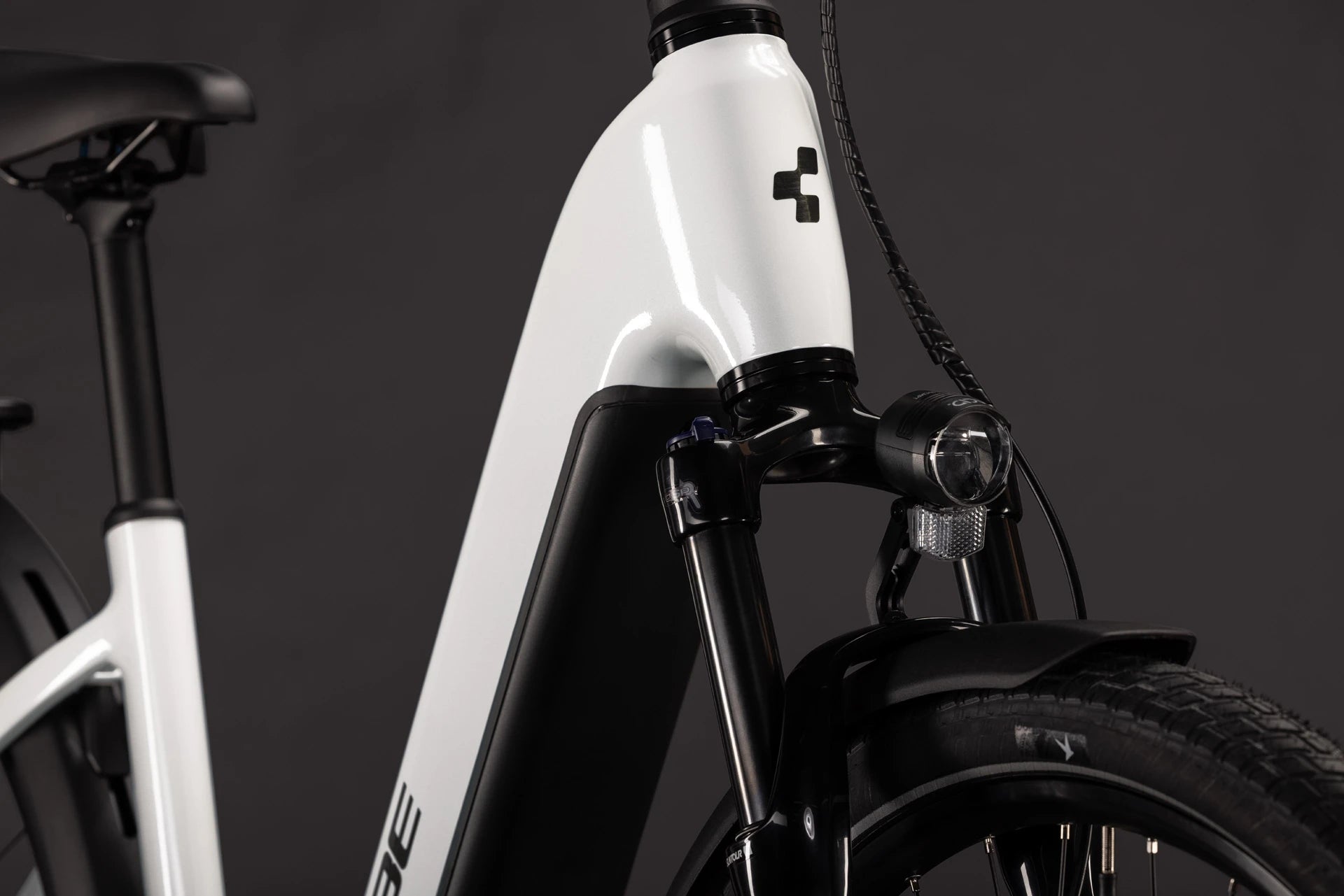 Cube Touring Hybrid ONE 600 metallicwhite´n´chrome EE 2027