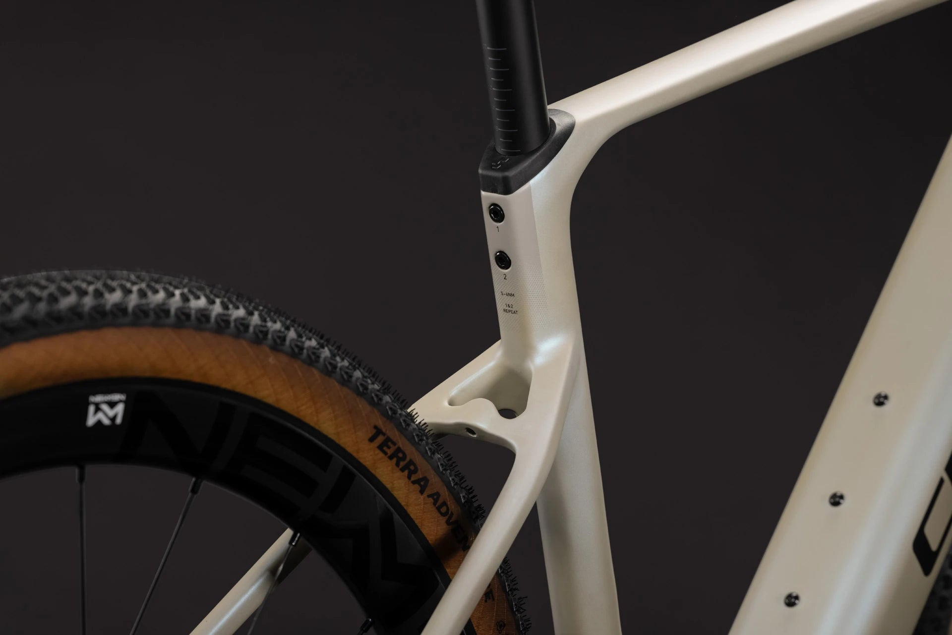 Cube Nuroad Hybrid C:62 SLX 400X glintsand´n´black 2027