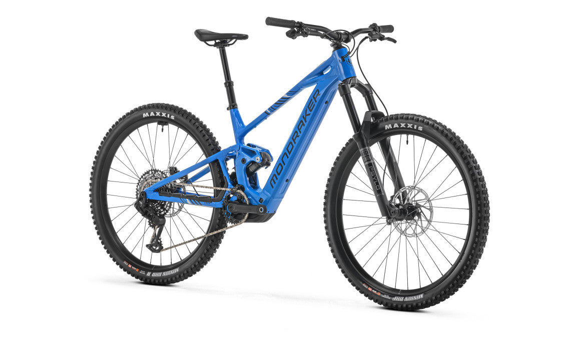 Blaues Mondraker-Sly-E-Mountainbike mit robustem Rahmen, Scheibenbremsen und Maxxis-Reifen, ideal für Offroad-Fahrten.