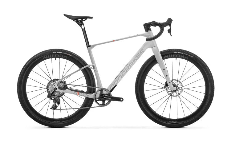 Gravelbike Mondraker Arid in Grau, geeignet für Offroad-Abenteuer, mit dicken Reifen und Scheibenbremsen.