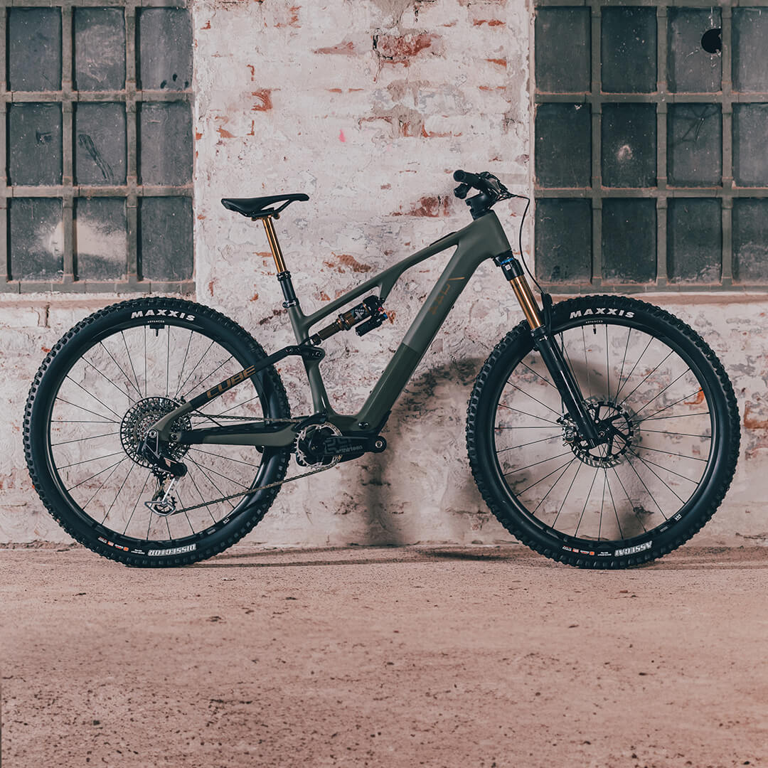 Cube Mountainbike 2025 Modell, robustes Design, geeignet für Gelände, steht vor einer Backsteinwand.