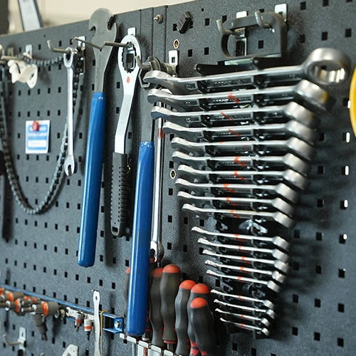 Werkzeugwand mit Schraubenschlüsseln, Zangen und Schraubendrehern für Handwerker und Heimwerker.