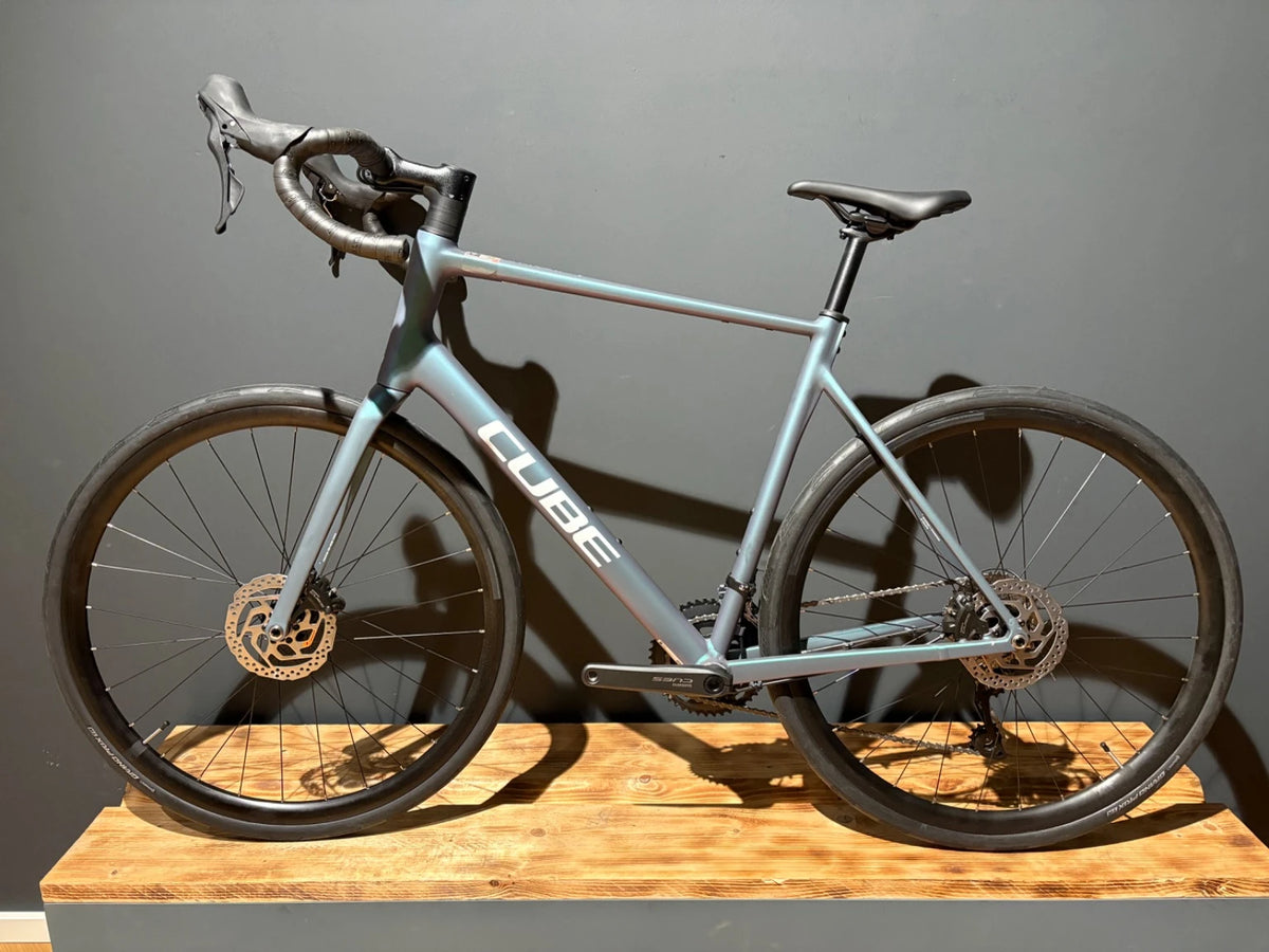 Cube Attain Race smaragdgrey´n´white 2027