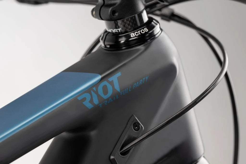 Ghost Riot Trail Full Party carbon/met. Blue -matt 2023 - Liquid-Life