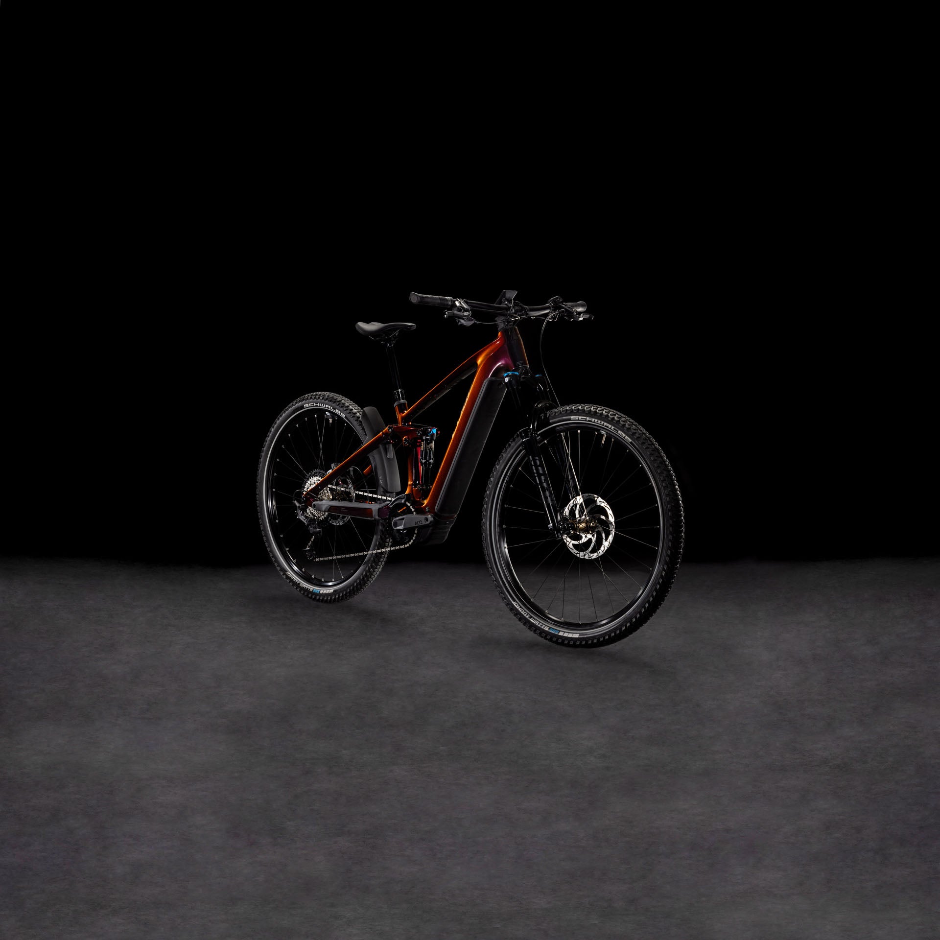 E-Mountainbike Cube Stereo Hybrid One22, orange-schwarz, auf dunklem Hintergrund. Ideal für Offroad- und Freizeitfahrten.