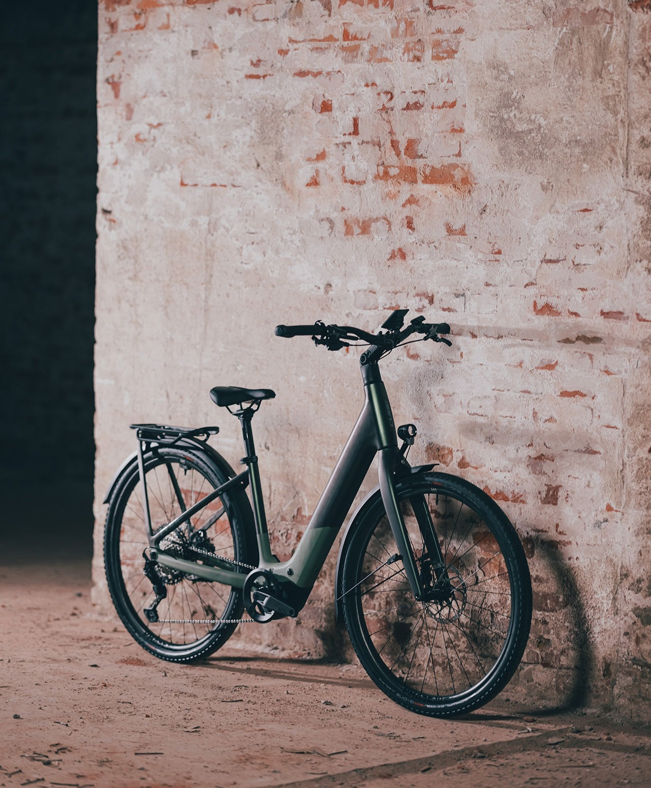 Modernes E-Bike mit Tiefeinstieg und Gepäckträger, ideal für den urbanen Einsatz. Perfekt für Pendler. Modell: Cube 2025.