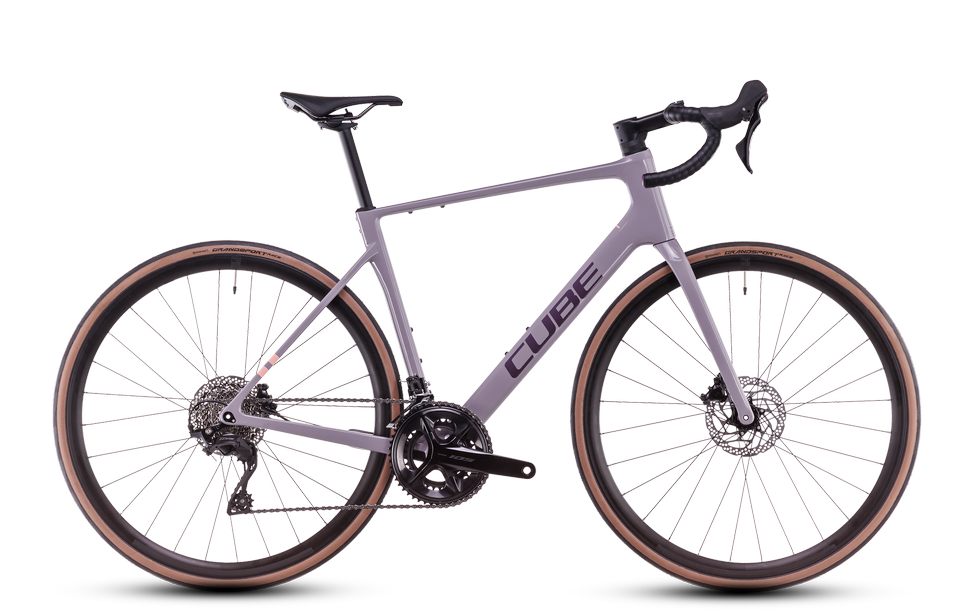 CUBE Fahrrad, Modell aus der Neuheitenkollektion 2025, mit lila Rahmen, Scheibenbremsen und braunen Reifen. Ideal für Radsport.