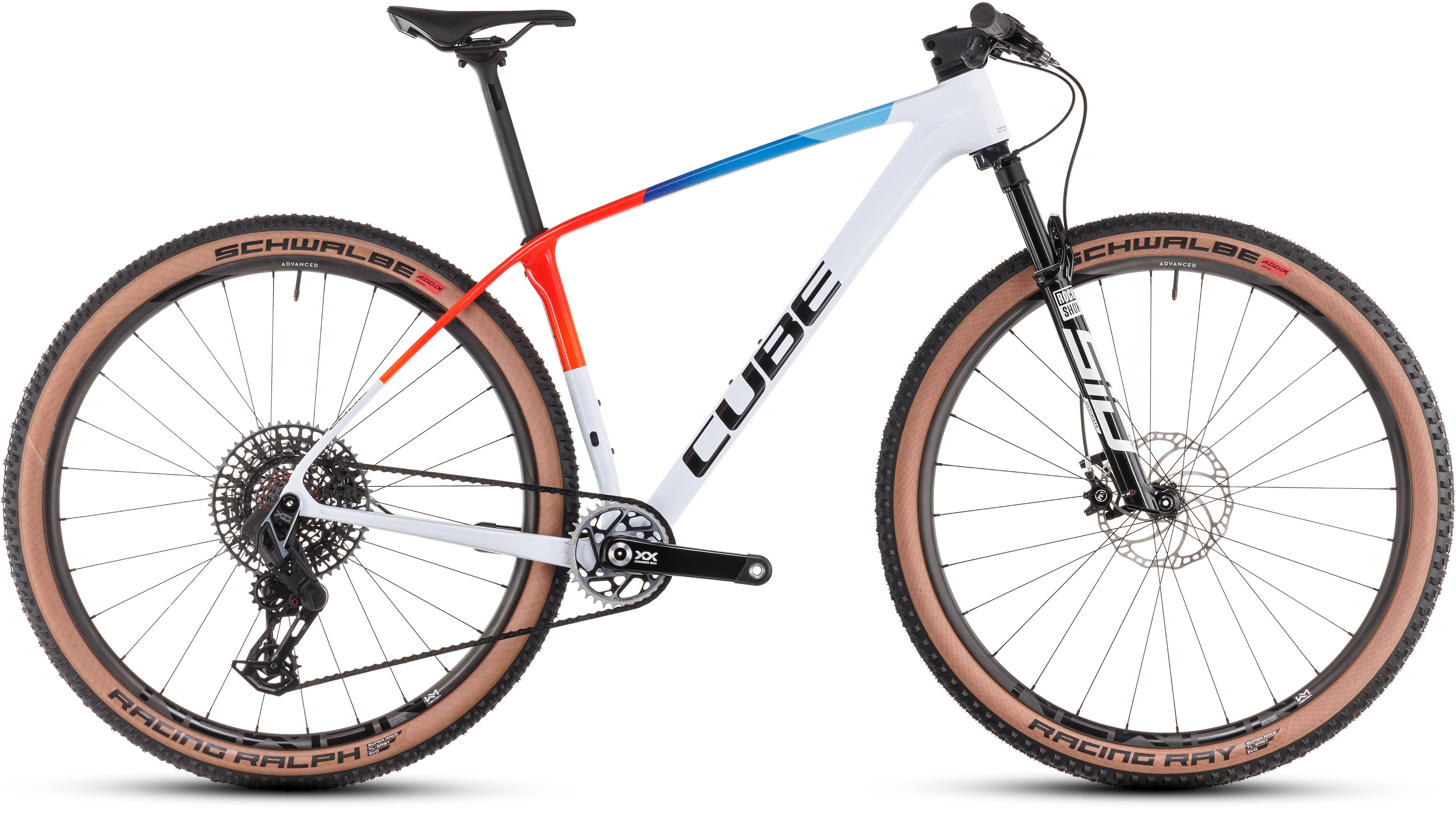 Cube Mountainbike 2025, Modell in Weiß-Blau-Rot, mit Schwalbe Reifen. Ideal für Gelände und sportliche Fahrer.