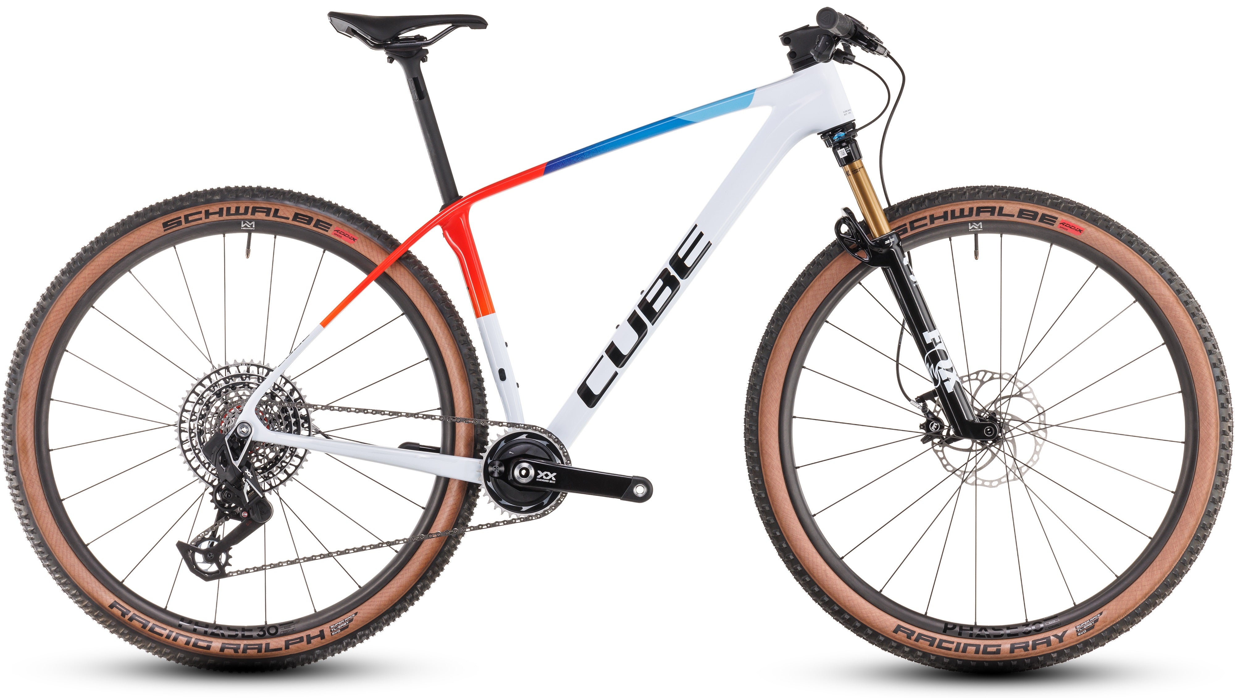 Cube MTB 2025, weiß mit blauen und roten Akzenten, Schwalbe Reifen, für Offroad-Radsport geeignet.