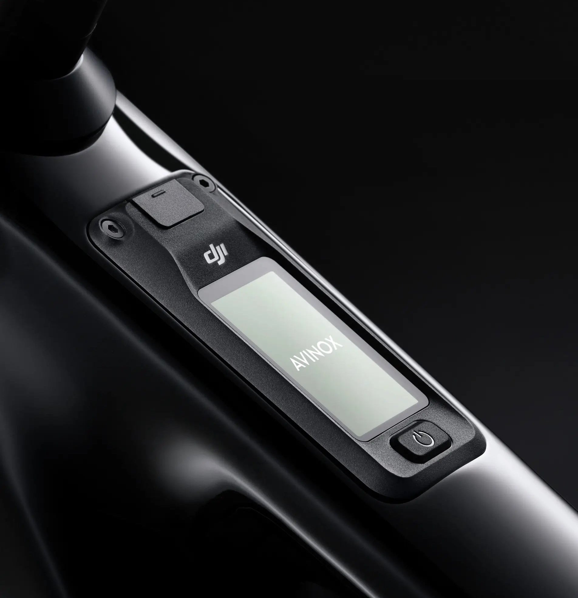 E-Bike-Display am Rahmen, Markenname DJI, zeigt Text "AVINOX", in stilvollem, schwarzen Design.