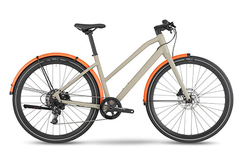 Beiges Citybike mit Diamant-Rahmen, Shimano-Gangschaltung, orangefarbenen Schutzblechen und Scheibenbremsen. Modelle aus bmc-257.