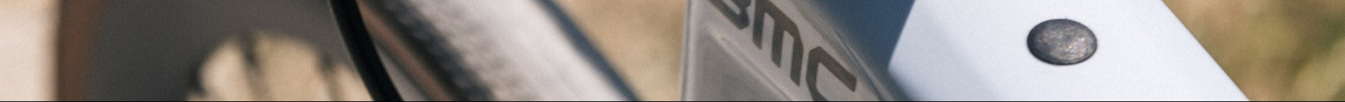 Nahaufnahme eines BMC-Rennrades, Fokus auf Rahmen und Logo; für Radfahrer und Sportbegeisterte.