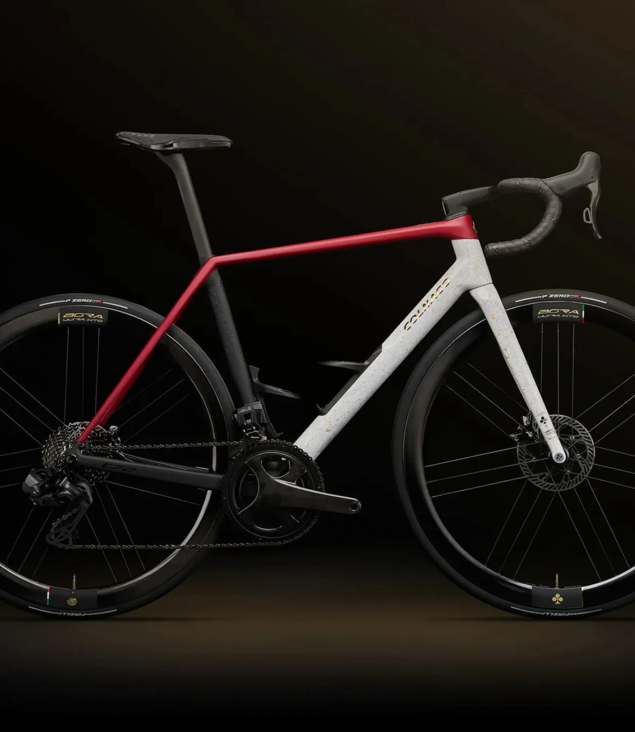 Colnago C72 mit rotem und weißem Rahmen, geeignet für Straßenrennen. Marke: Colnago.