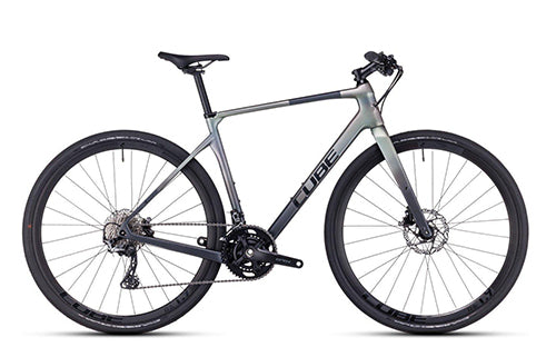 Cube Nulane Fahrrad mit schwarzem Rahmen und Scheibenbremsen, geeignet für sportliche Fahrer auf urbanen Straßen.