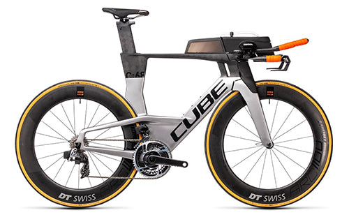 Cube Triathlonrad mit aerodynamischem Rahmen und DT Swiss Rädern, ideal für Wettkämpfe und anspruchsvolle Sportler.