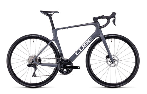 Graues Rennrad Cube Agree mit Carbonrahmen und Scheibenbremsen, geeignet für Straßenrennen und sportliche Fahrer.
