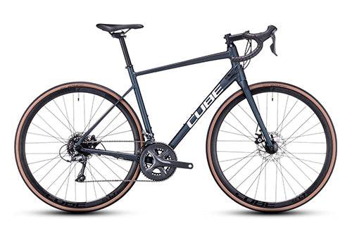 Cube Attain Rennrad mit schwarzem Rahmen, Scheibenbremsen und Shimano-Schaltung, ideal für Straßen- und Langstreckenfahrten.