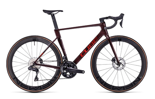 Rennrad Cube Litening, rot-schwarz, aerodynamischer Rahmen, Scheibenbremsen, geeignet für ambitionierte Radfahrer.