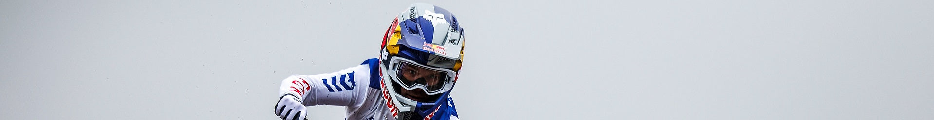 Ein Mountainbiker mit Helm fährt in actionreicher Pose. Perfekt für Extremsport und Abenteuerlustige.