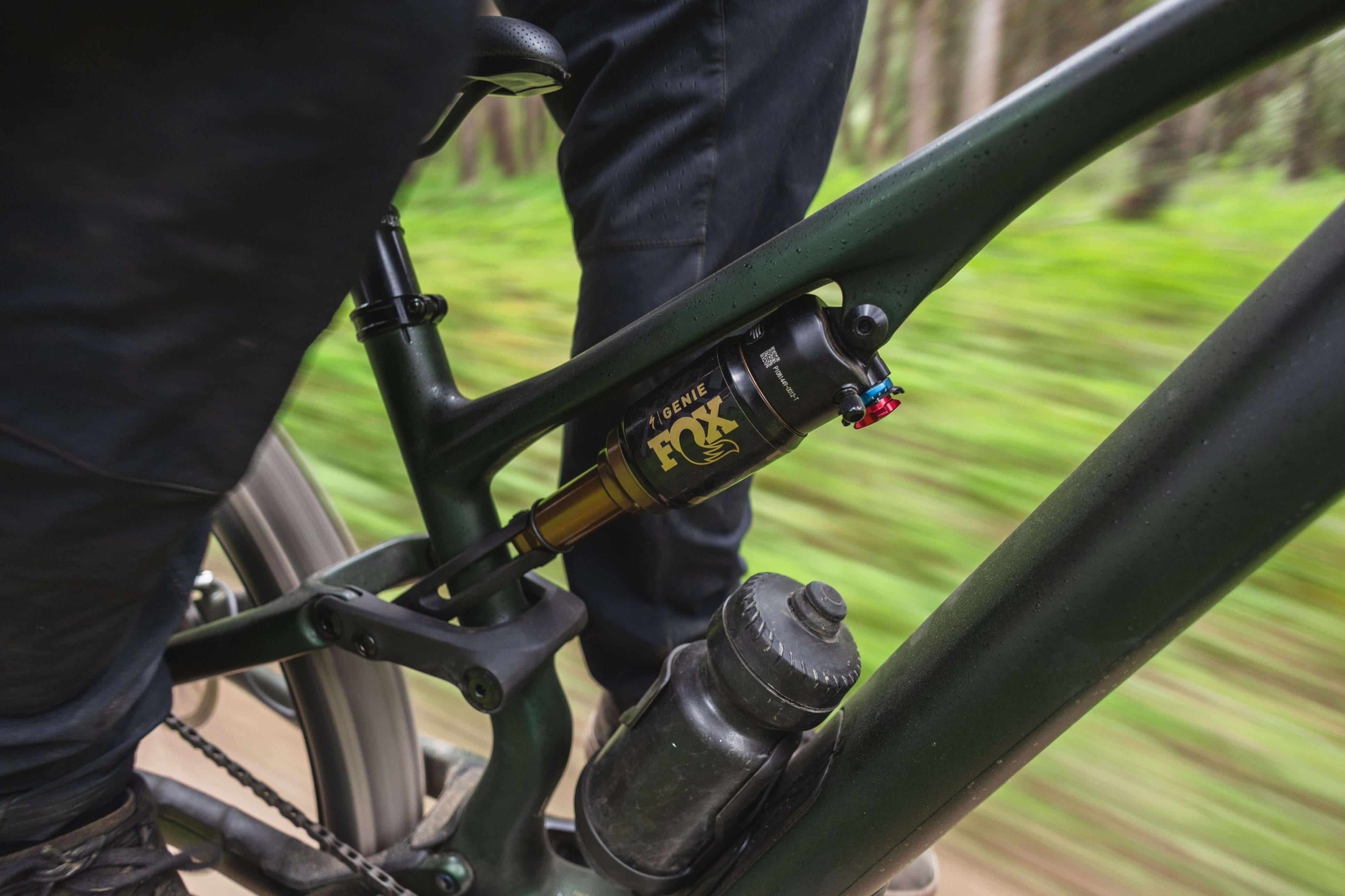 Mountainbike Specialized Stumpjumper mit Fox-Federung, in Bewegung; geeignet für Geländefahrten.
